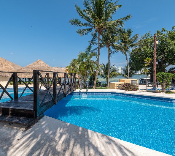 Outdoor swimming pool Hotel Imperial Laguna Faranda Cancún Cancun